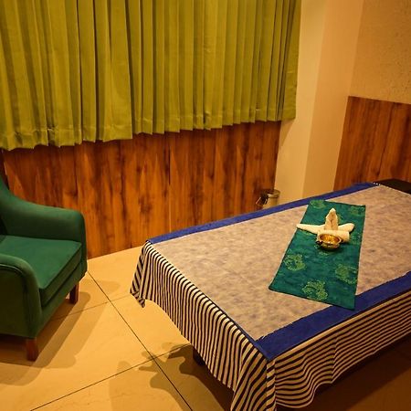 Emerald Clarks Inn Suites Mysore Buitenkant foto