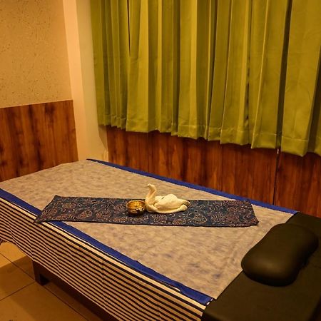 Emerald Clarks Inn Suites Mysore Buitenkant foto