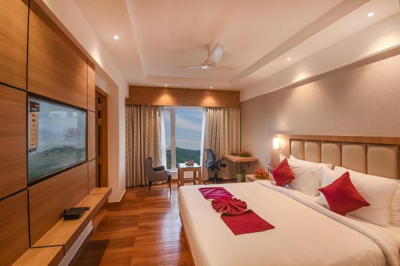 Emerald Clarks Inn Suites Mysore Buitenkant foto