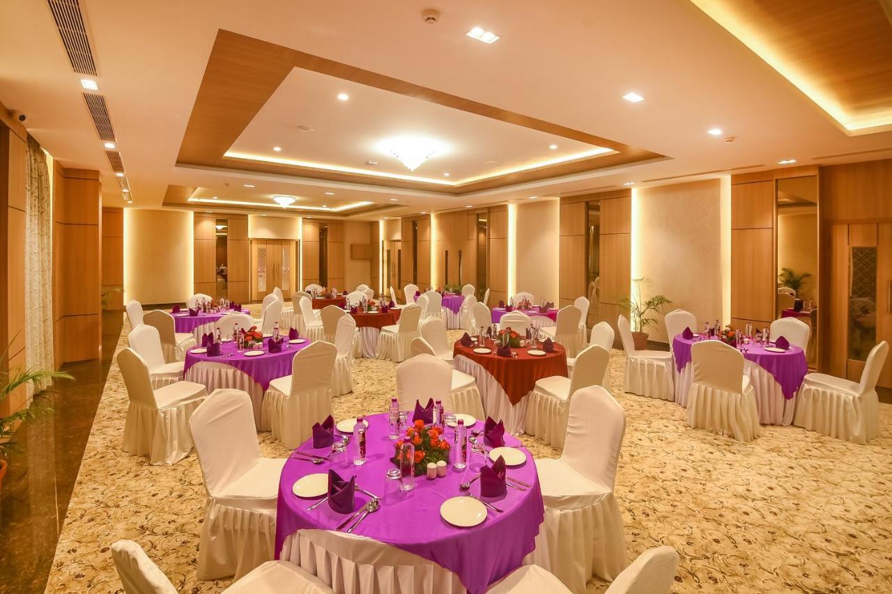 Emerald Clarks Inn Suites Mysore Buitenkant foto