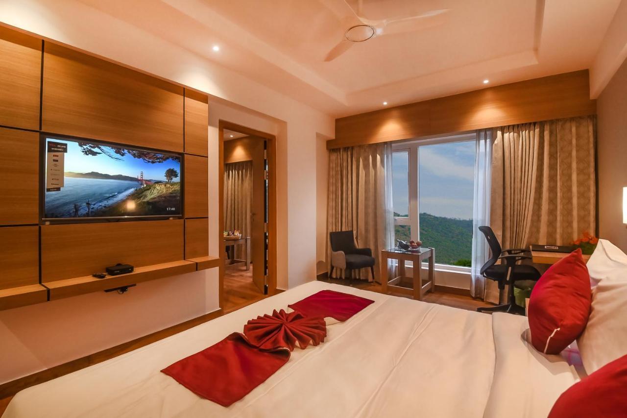 Emerald Clarks Inn Suites Mysore Buitenkant foto