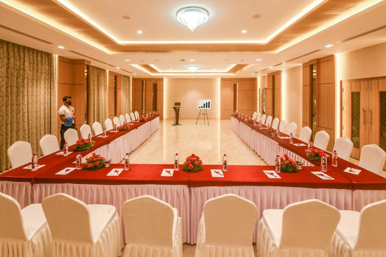 Emerald Clarks Inn Suites Mysore Buitenkant foto