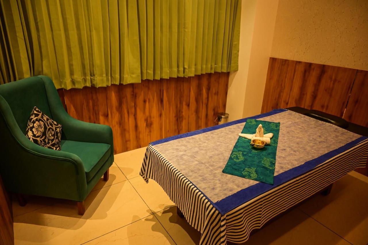 Emerald Clarks Inn Suites Mysore Buitenkant foto