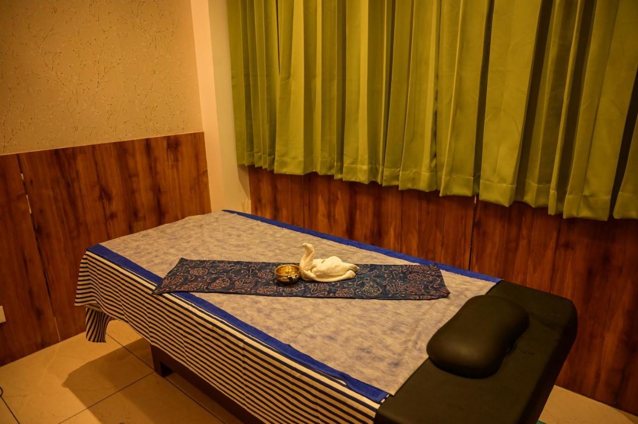 Emerald Clarks Inn Suites Mysore Buitenkant foto